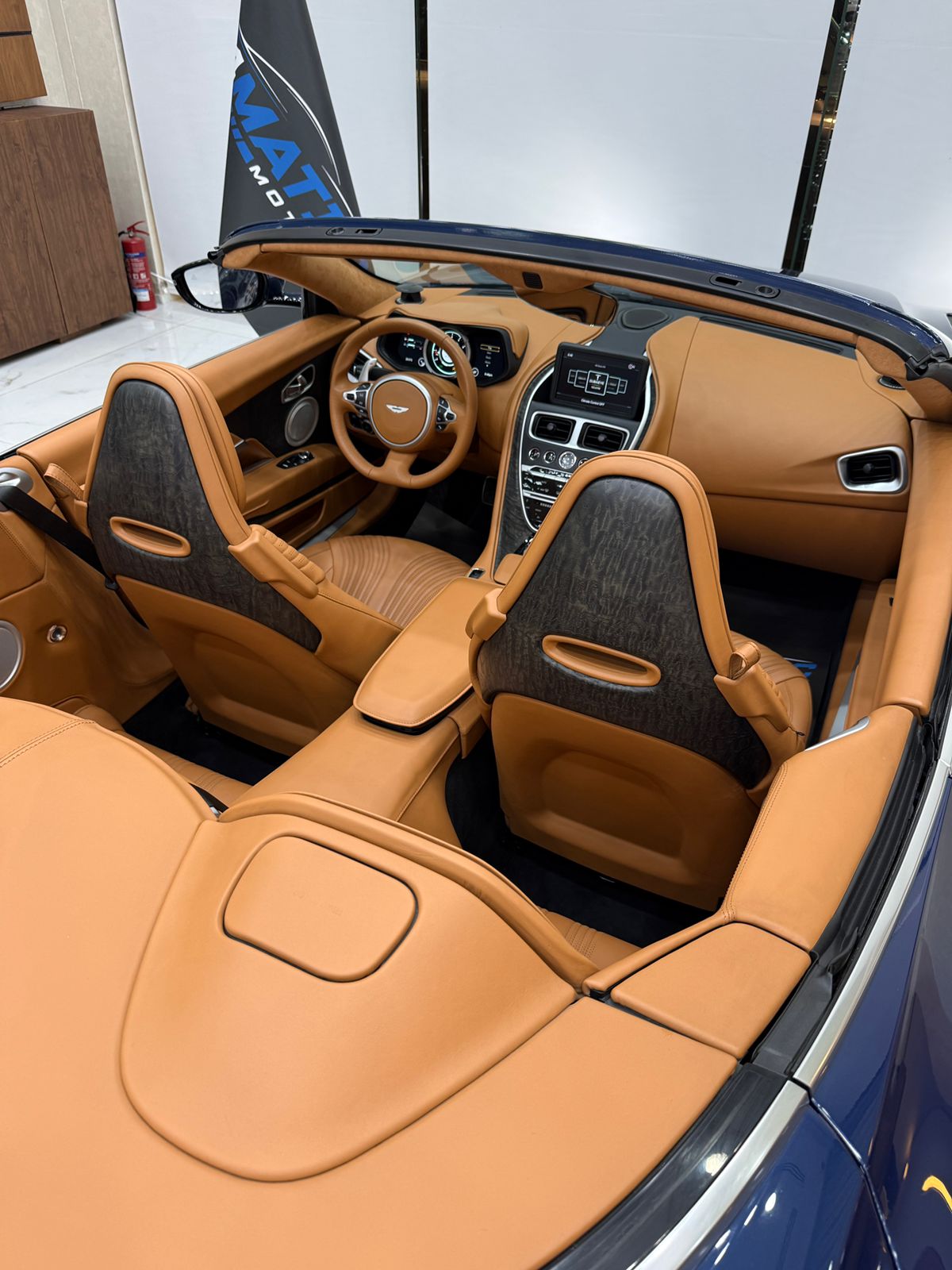 
								Aston Martin DB11 V8 Volante 2022 full									