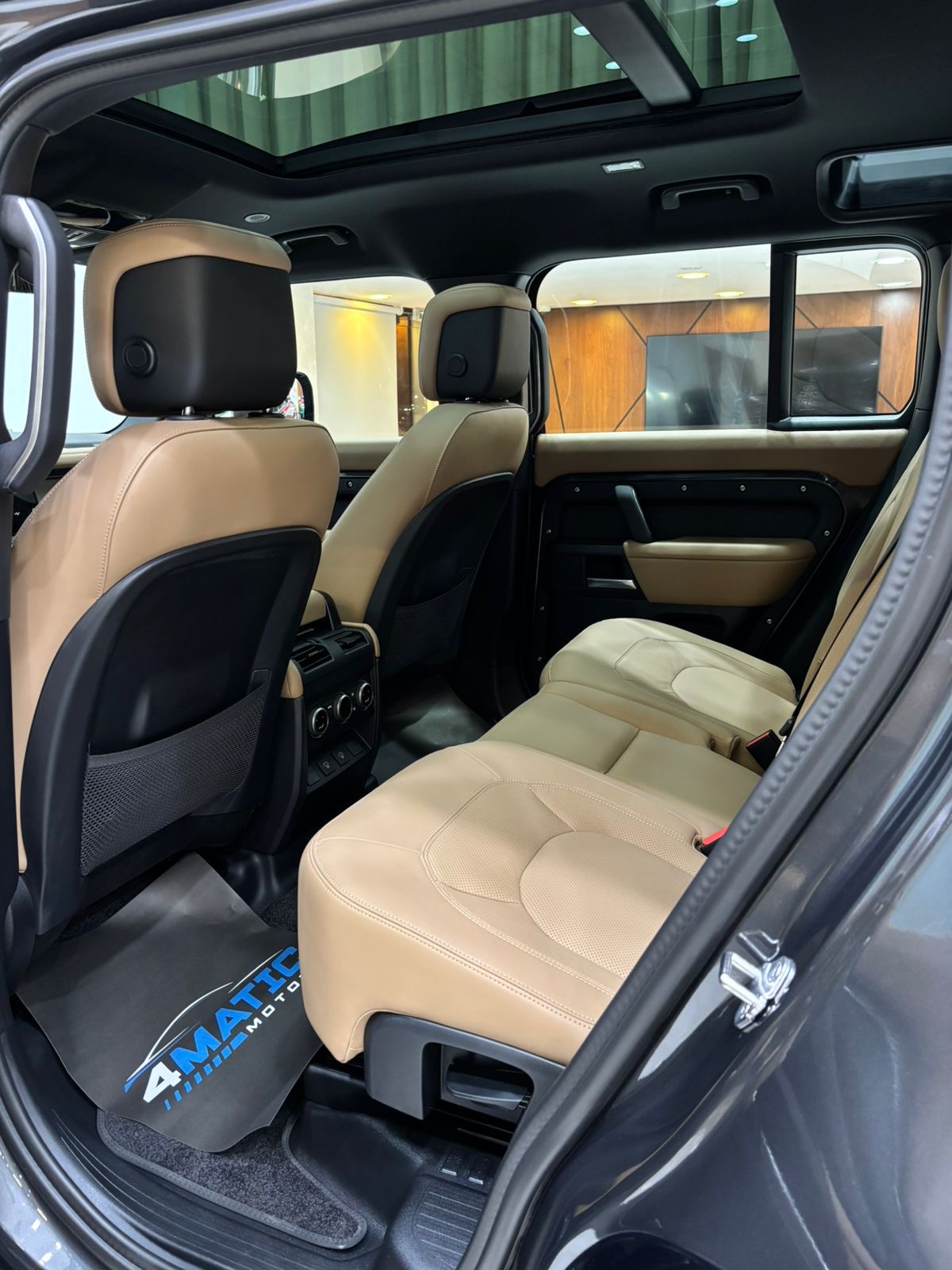 
								Land Rover Defender 110 X-Dynamic HSE 2025 full									