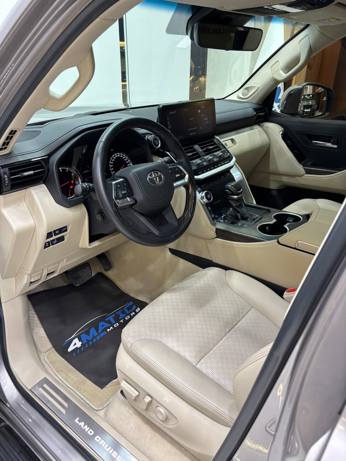 
								Toyota Land Cruiser VXR 2023 full									