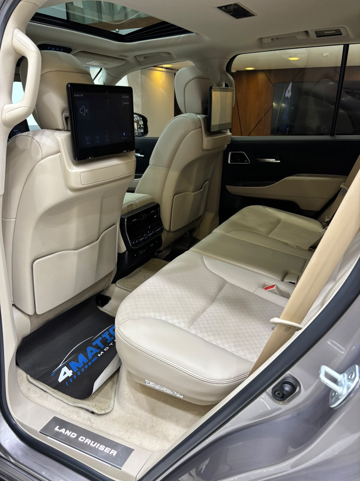 
								Toyota Land Cruiser VXR 2023 full									