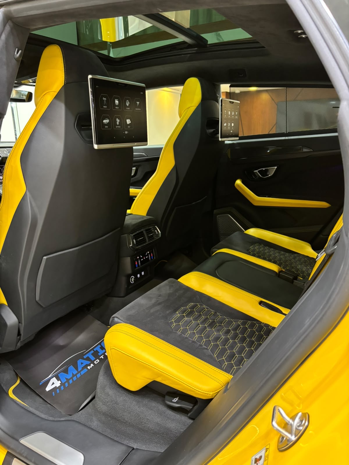 
								Lamborghini Urus Pearl Capsule 2021 full									