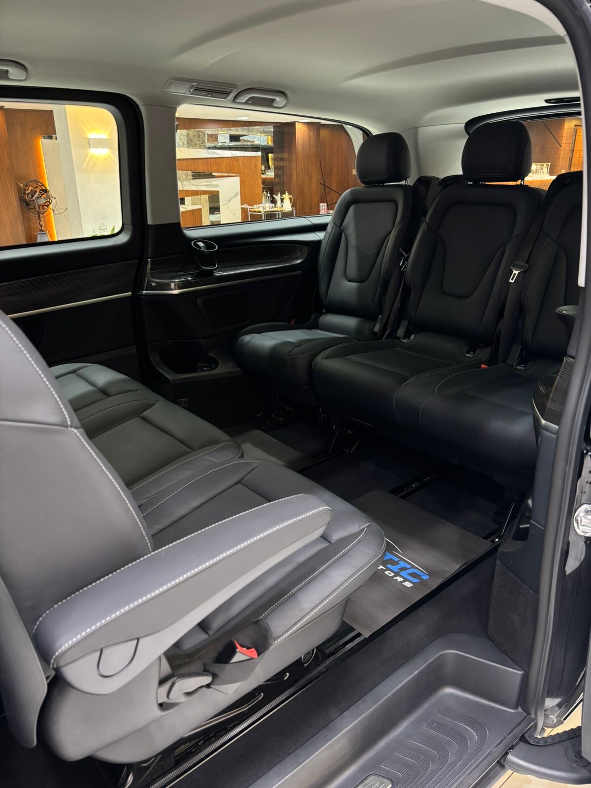 
								Mercedes-Benz V-Class V 250 2024 full									