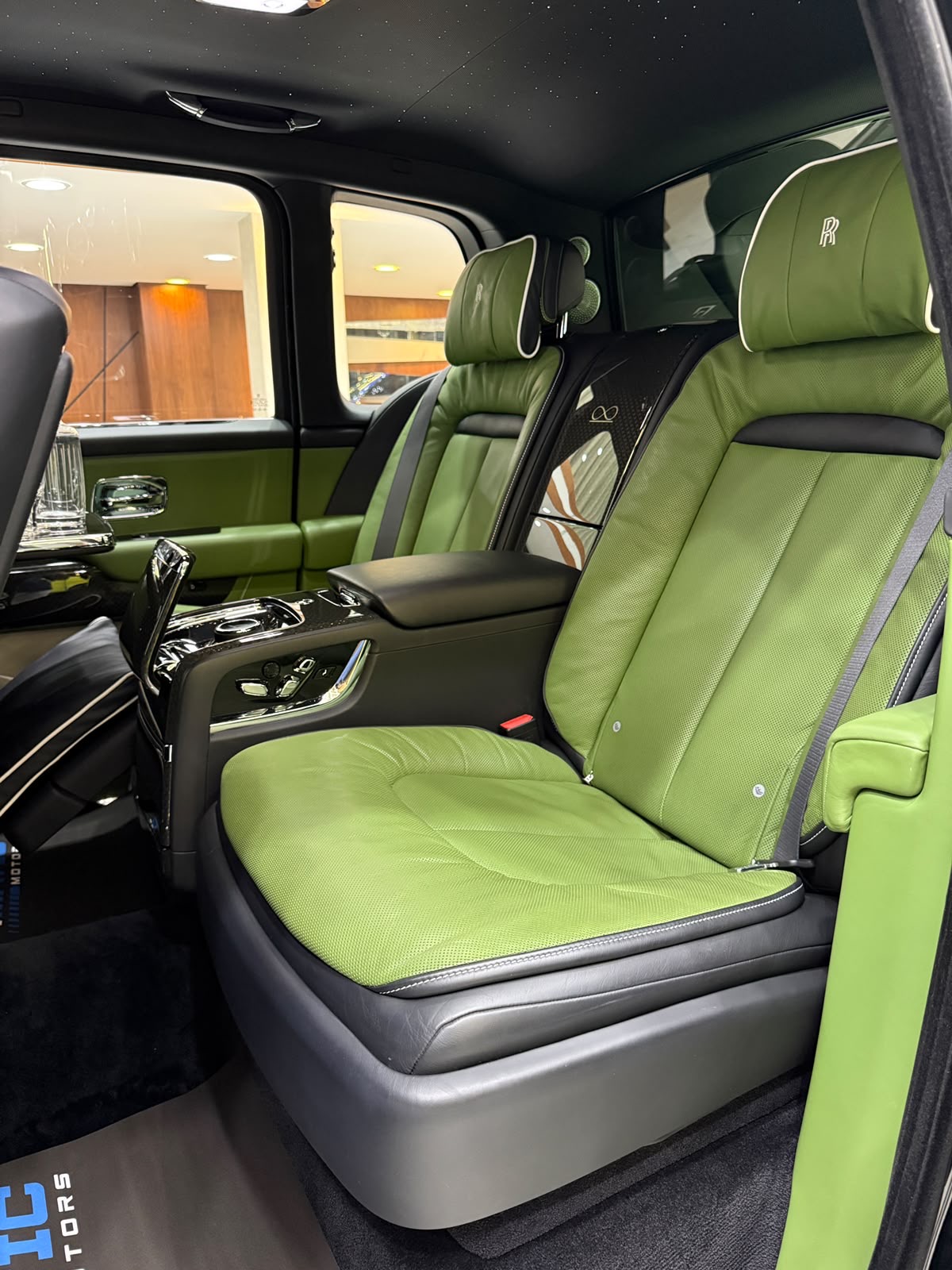
								Rolls-Royce Cullinan Black Badge 2024 full									
