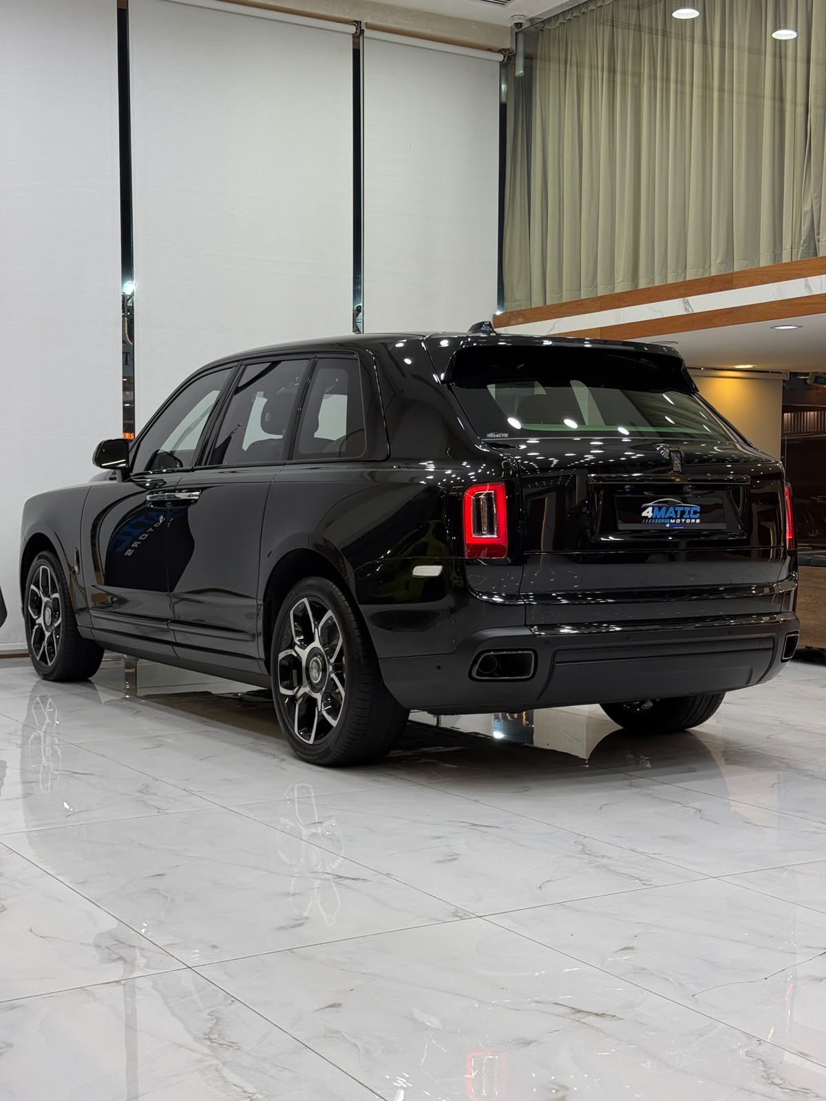 
								Rolls-Royce Cullinan Black Badge 2024 full									