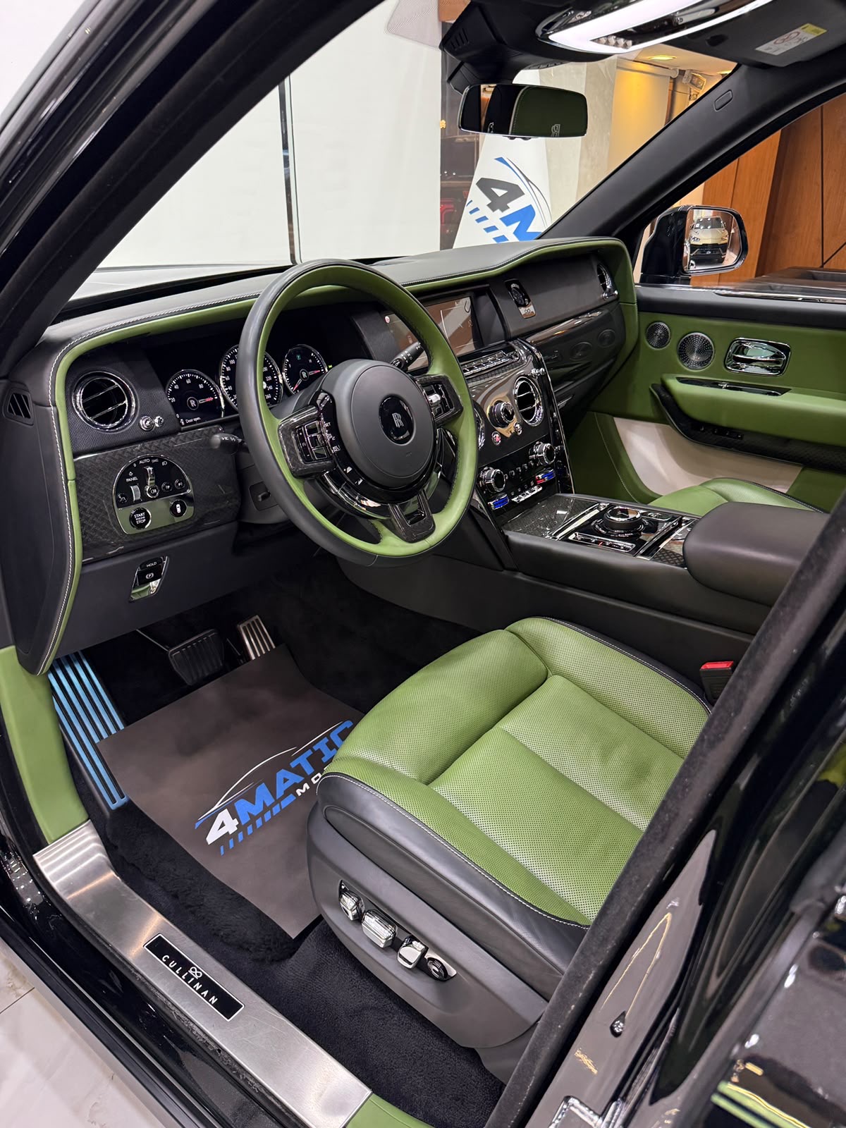 
								Rolls-Royce Cullinan Black Badge 2024 full									