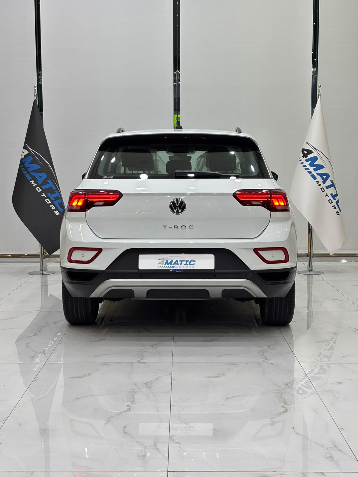 
								Volkswagen T-Roc Life 2023 full									