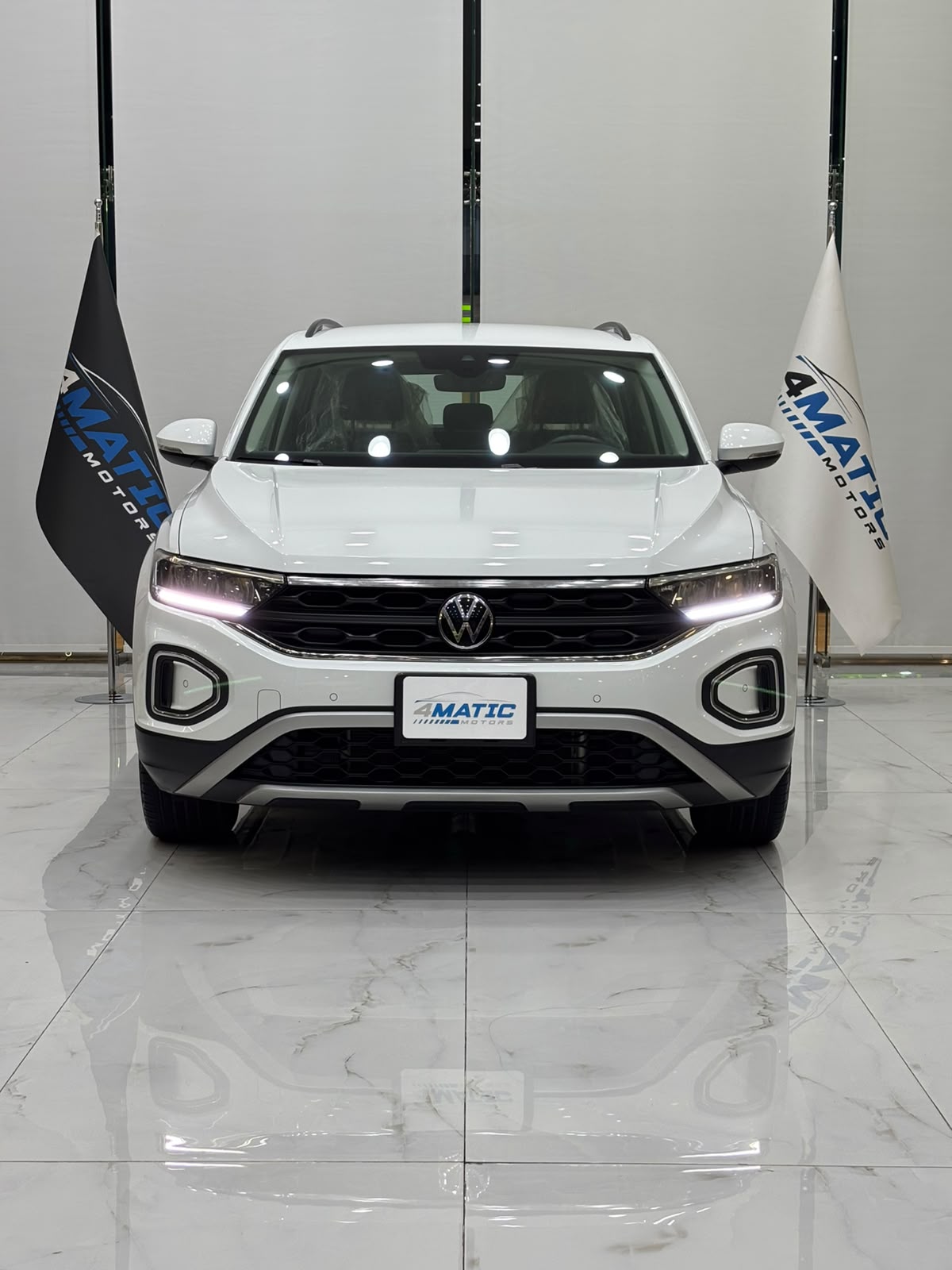 
								Volkswagen T-Roc Life 2023 full									