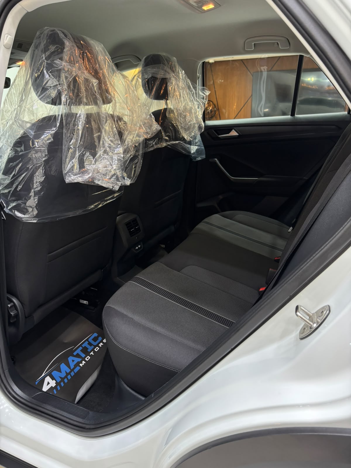 
								Volkswagen T-Roc Life 2023 full									