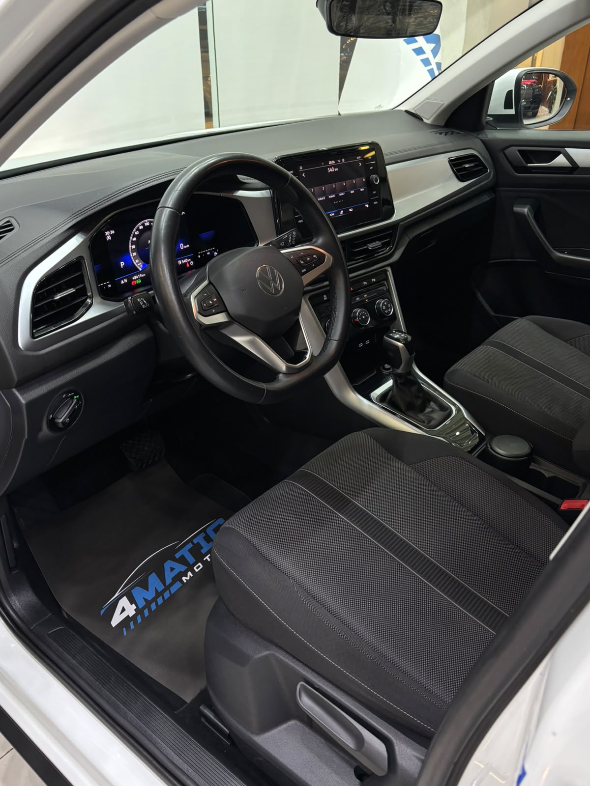 
								Volkswagen T-Roc Life 2023 full									